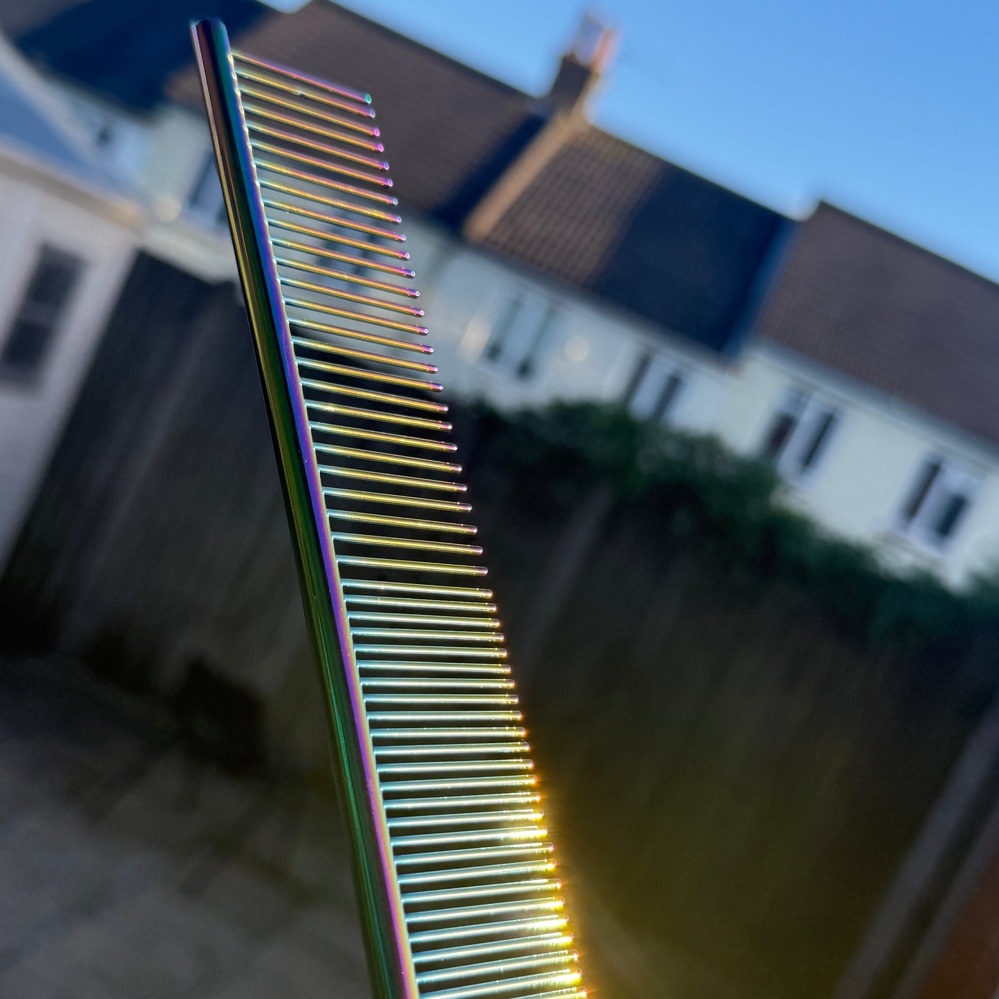 Multicoloured metallic comb